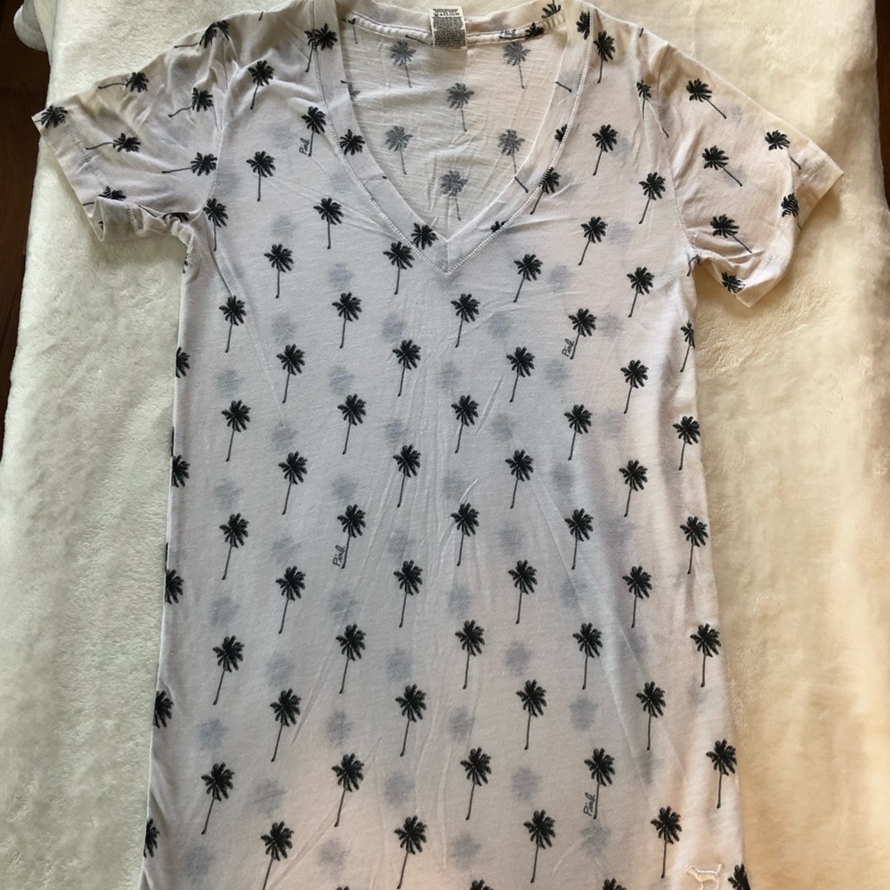 Victoria’s Secret pink‎ v-neck tee